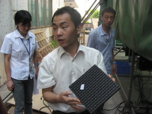 Грег демонстрирует светодиодную панель от модуля, Китай, Шеньжень, 2008 год