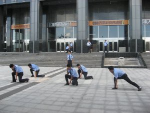 Китайская полиция тренируется прямо на улице, Шеньжень, 2008 год